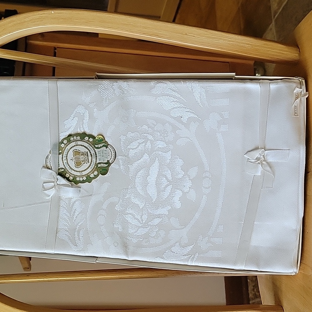 BEAUTIFUL NEVER BEN USED DAMASK TABLECLOTH